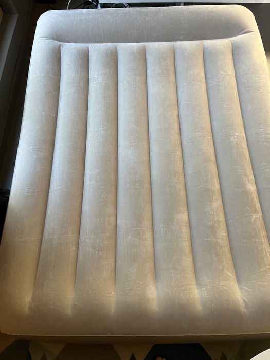 Надуваемо легло двойно легло Intex с вградена помпа за надуване