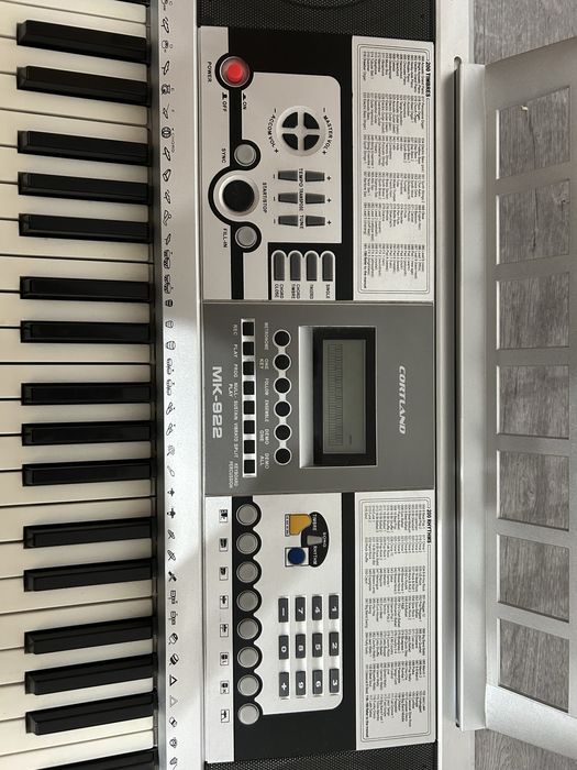 Синтезатор срочно продам