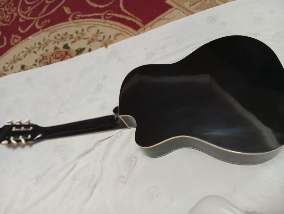 Gitara sotiladi chexoli bilan