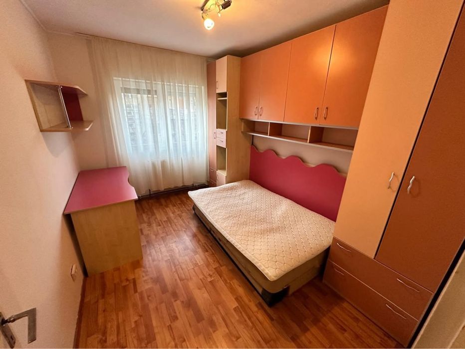 Ofer spre vanzare Apartament 3 Camere + Hol   in zona centrala Et. 2
