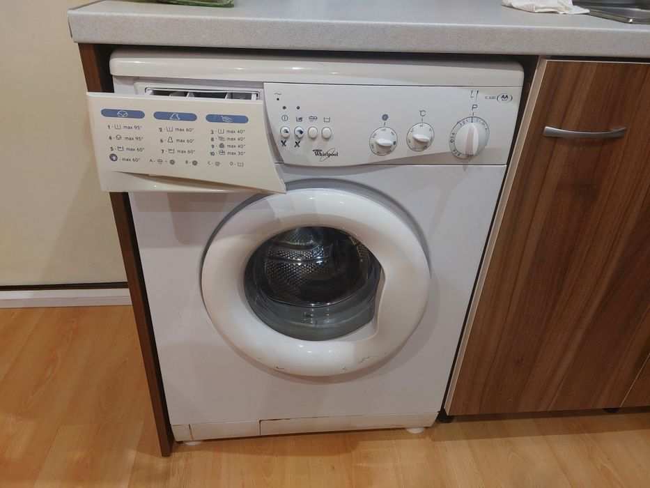 Продавам пералня Whirlpool