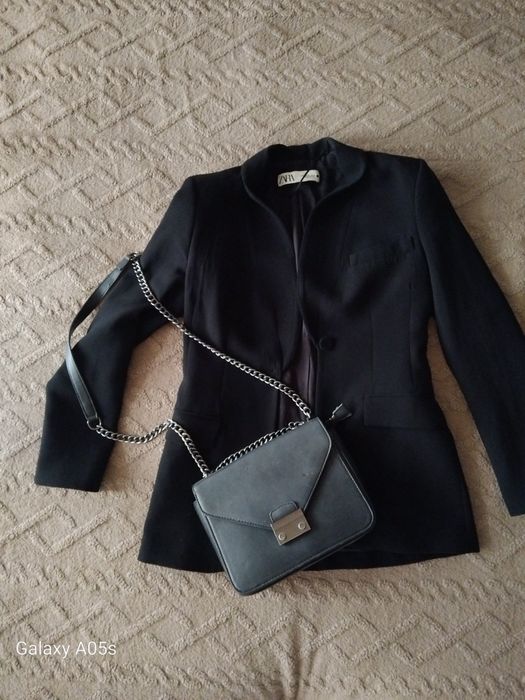 Елегантно черно дамско сако Зара