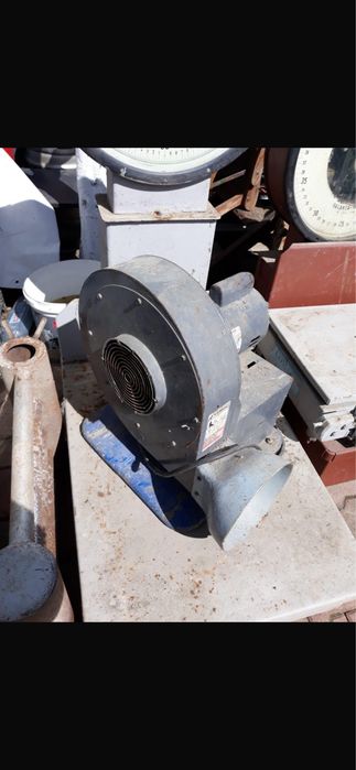 Suflanta de aer ideala pt topogane sau pt aerisere incaperi la 220v pret 1100 lei.