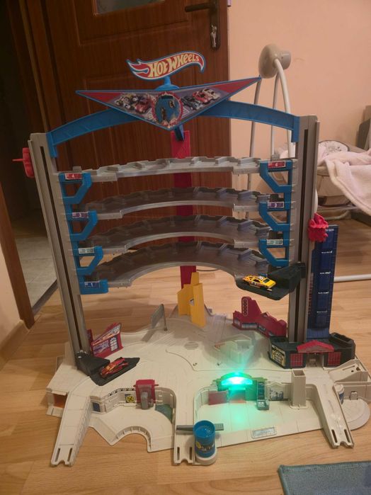 Hot wheels писти 3броя и Гараж