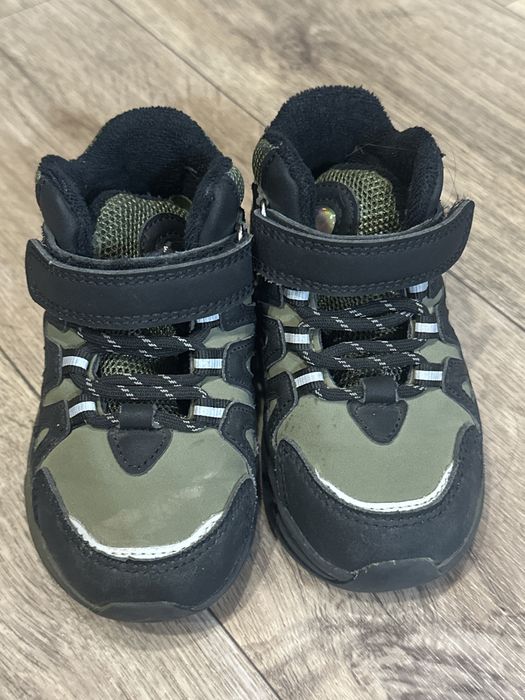 Продам детские ботинки