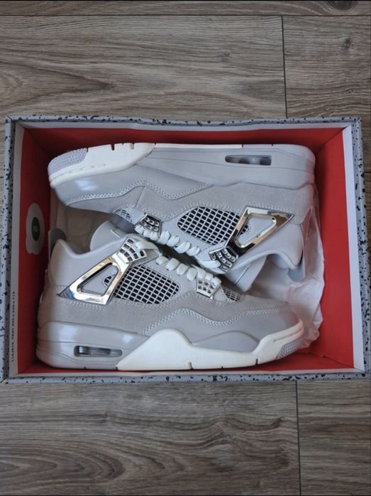 Vand Jordan 4  frozen moments