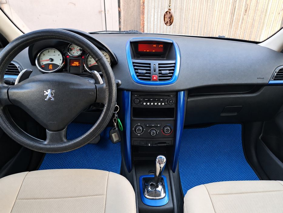 Продам машину Peugeot 207