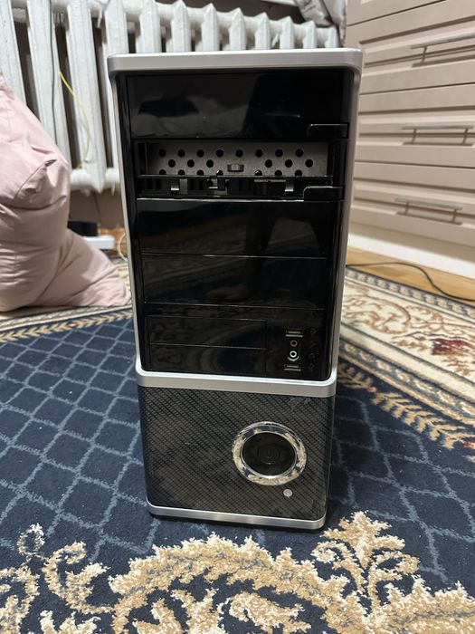 Компьютер с клавиатурой и процессором