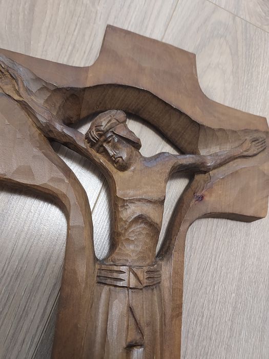 Crucifix din lemn sculptat manual