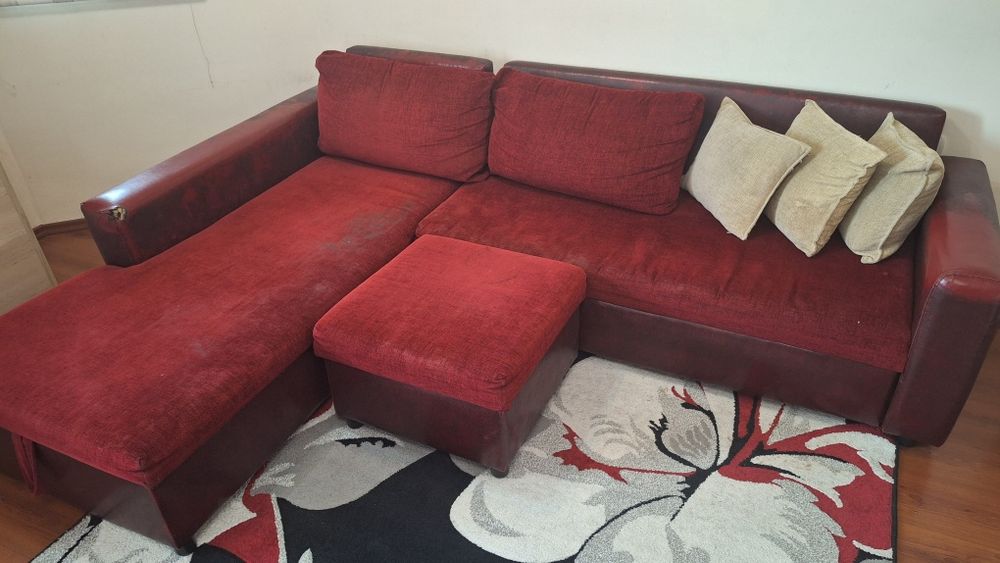 Ъглов диван в цвят бордо
