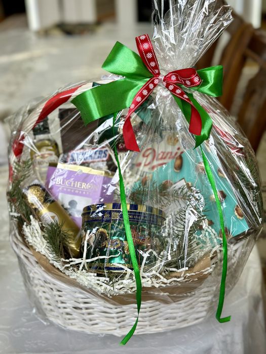 Новогодние подарочные корзины в наличии