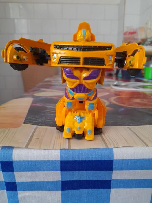 Mașină robot de jucărie
