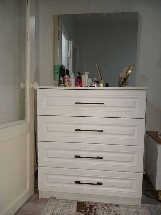 Продам Тумбочку с зеркалом