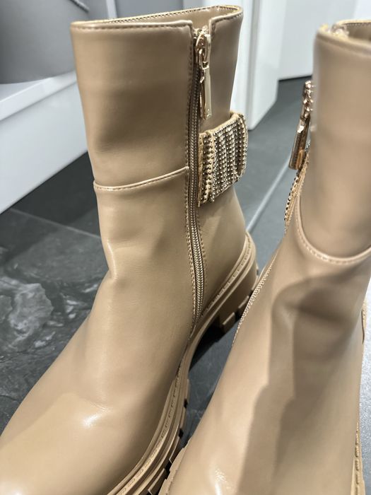 Бежови боти