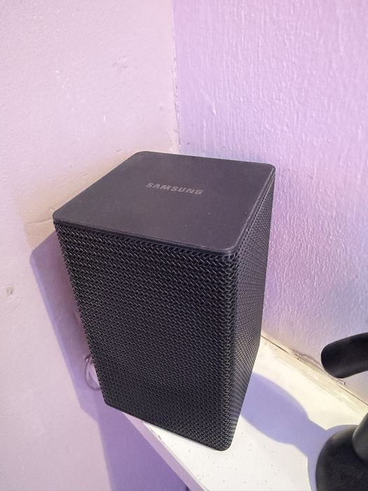 Продавам саунбар Samsung Harman/Kardon 3.1.2 с комплект допълнителни задни, безжични съраунд колони
