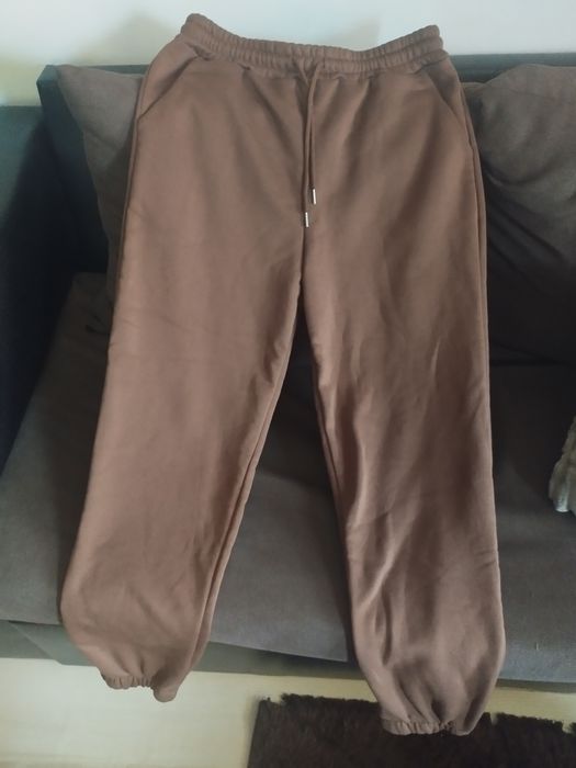 Спортно долнище в актуалния кафяв цвят
