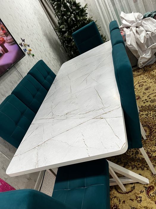 Б/у стол и стулья