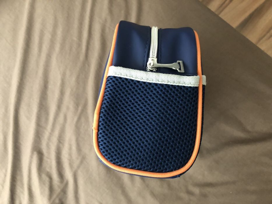 Електрическа четка за зъби oral b/Несесери