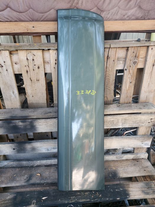 Накладка  двери Subaru Outback 2000 год .