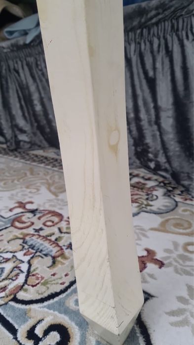 Белый деревянный стол