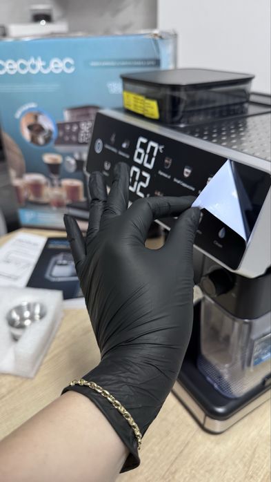 Espressor de cafea cu ecran tactil NOU cu folie pe el