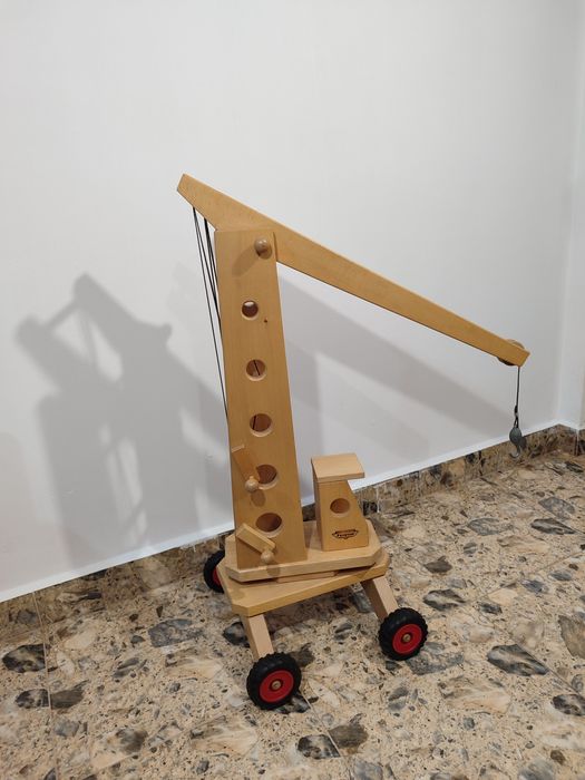 Дървена играчка кран