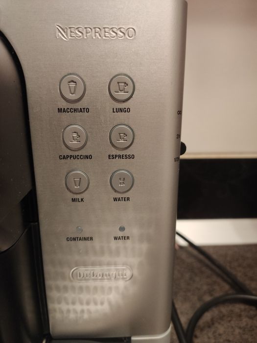 Nesspresso Lattissima Premium EN720 pt pieseM