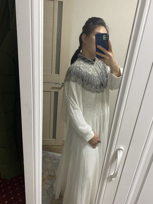 Белое платье с накидкой