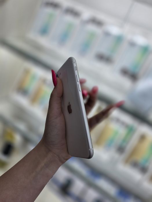 Humor GSM oferă spre vânzare / iPhone SE (2) / 64 GB / White / Garanție 12 luni / Rate