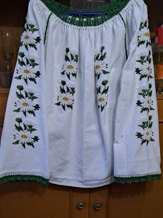 Cămașa națională cusuta cu margele
