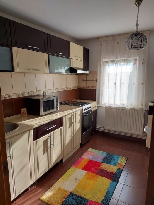 Închiriez apartament 2 camere Brosteni