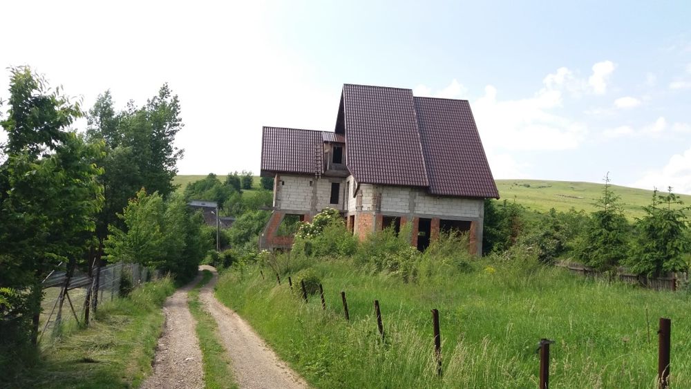 Pensiune la "rosu" in comuna Agapia, sat Varatec, judetul Neamt