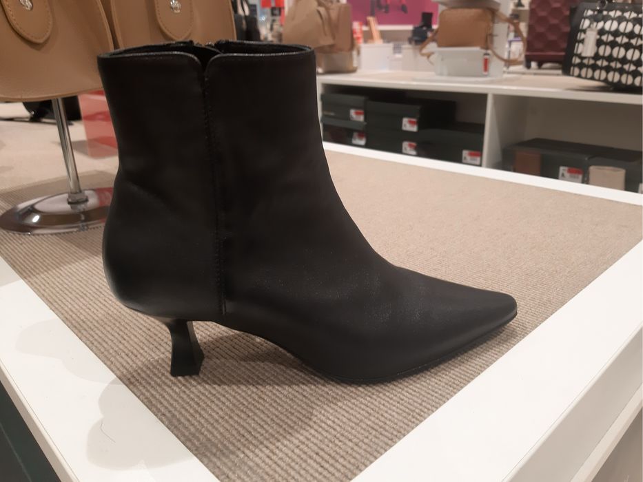 Botine negre din piele Gino Rossi, mărimea 37