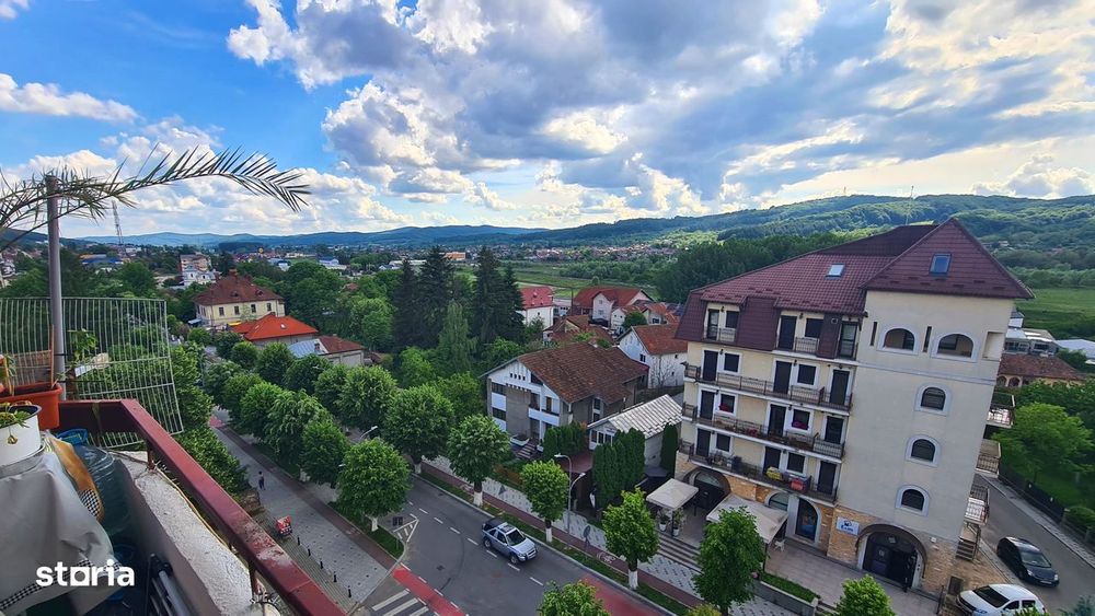 Apartament cu 3 camere de vânzare în Curtea de Argeș.