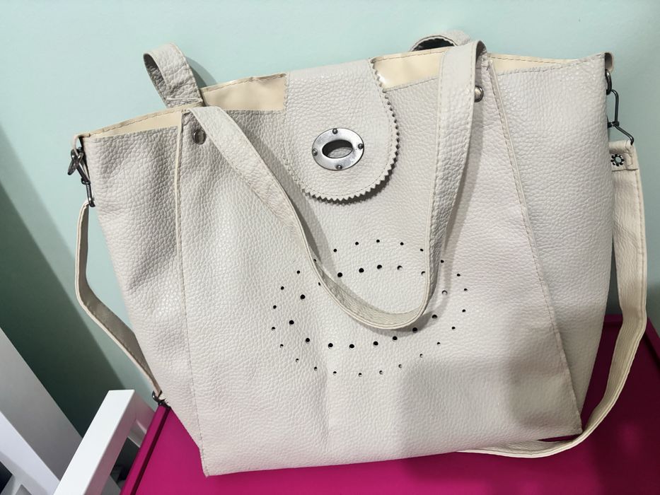 Дамска чанта бежов цват голяма.