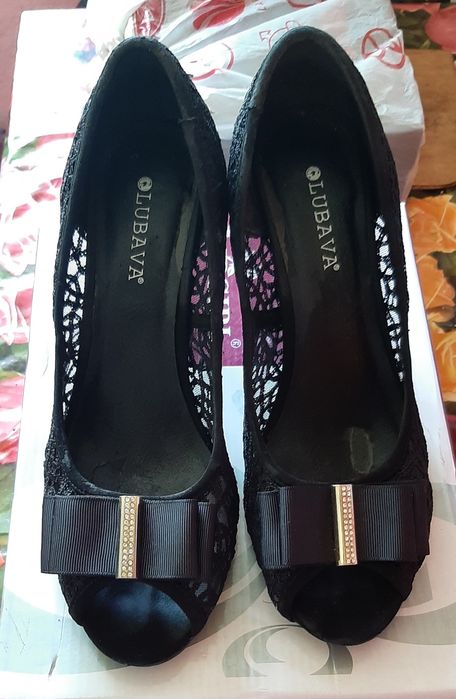 Туфли женские, красные и чёрные.