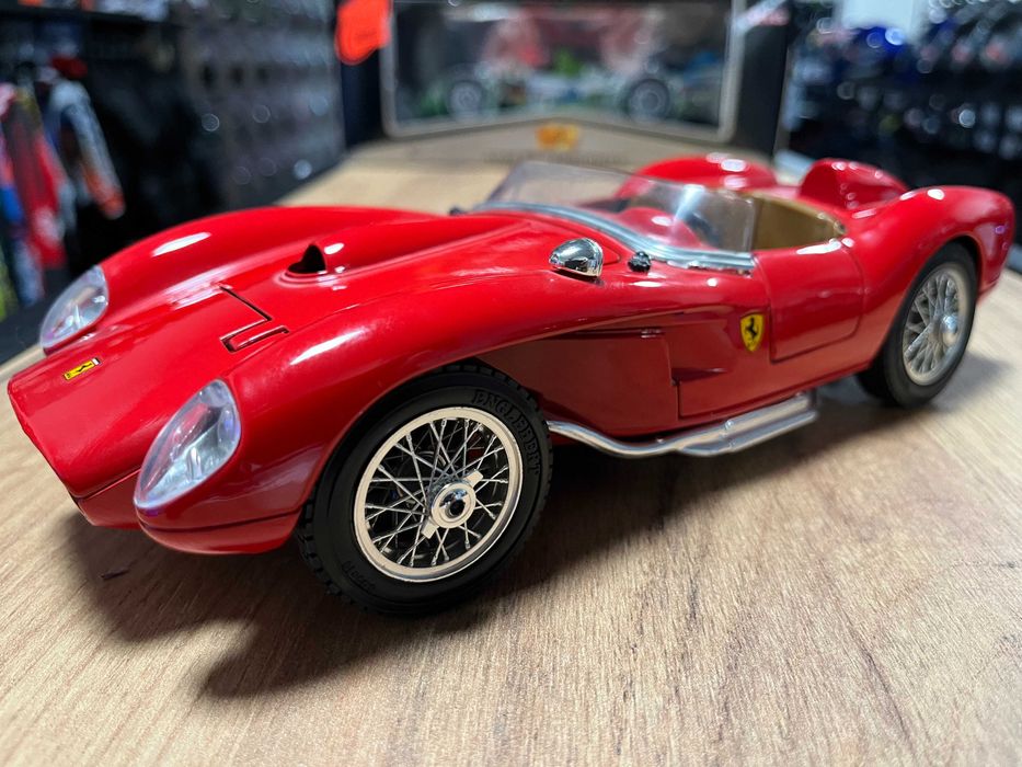 BBURAGO метална колекционерски модел FERARRI 250 TESTAROSSA 1:18