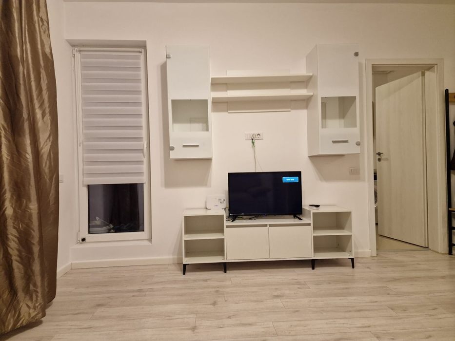 Închiriez garsoniera cu loc de parcare