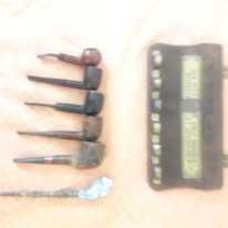 Set de sapte pipe cu suport din lemn de perete de colectie