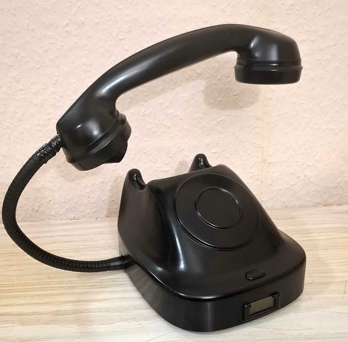 Дизайнерска Настолна Лампа от Стар Телефон