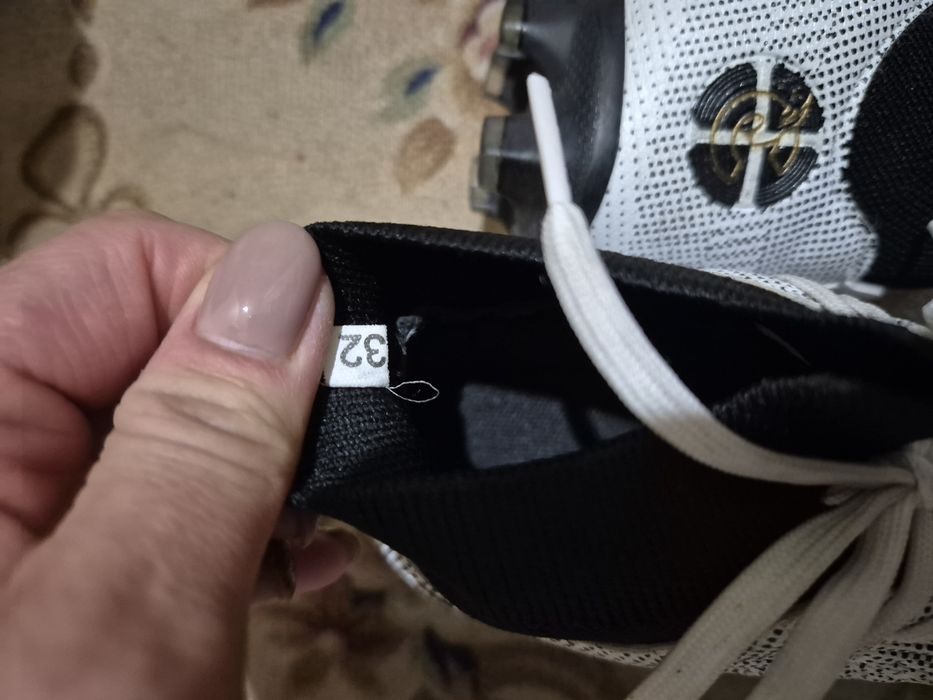 Продам бутсы новые 5000 32рр