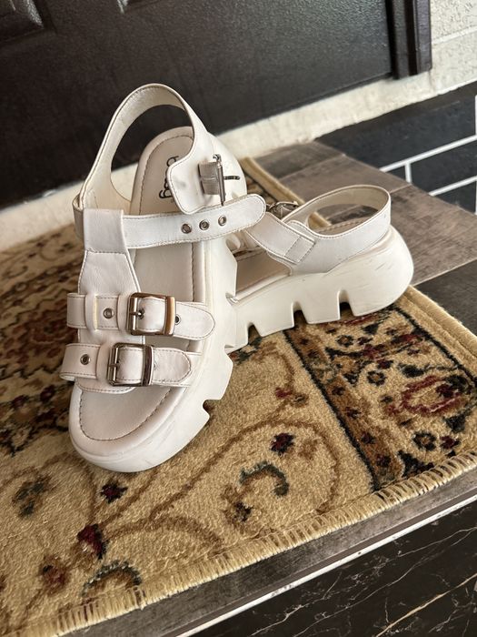 Обувь белые боссоножки