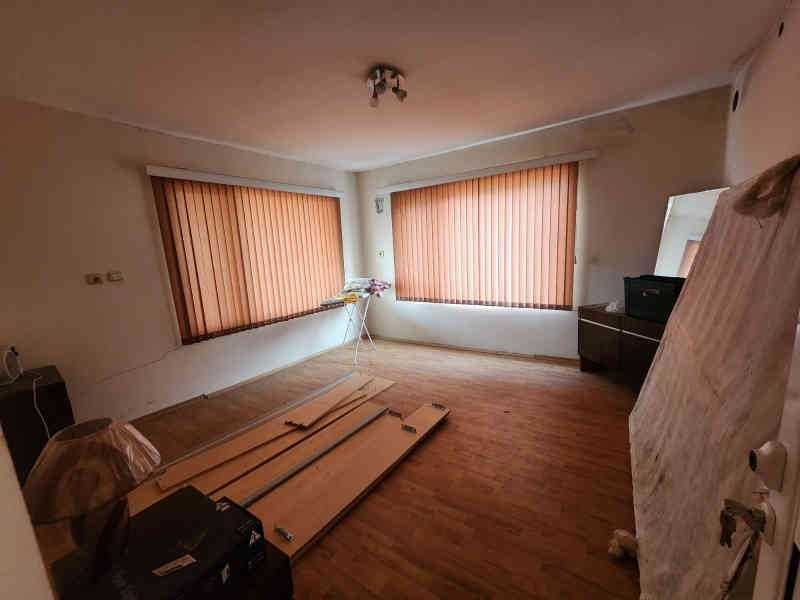 Продава се двуетажна къща с двор в гр. Перущица