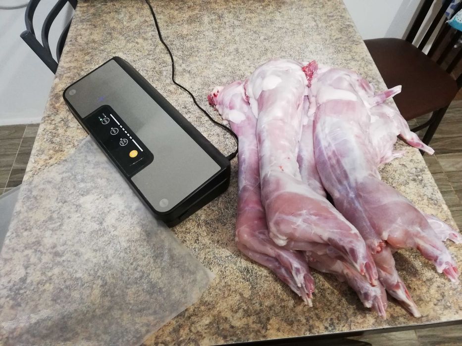 Мясо кролика домашнее.