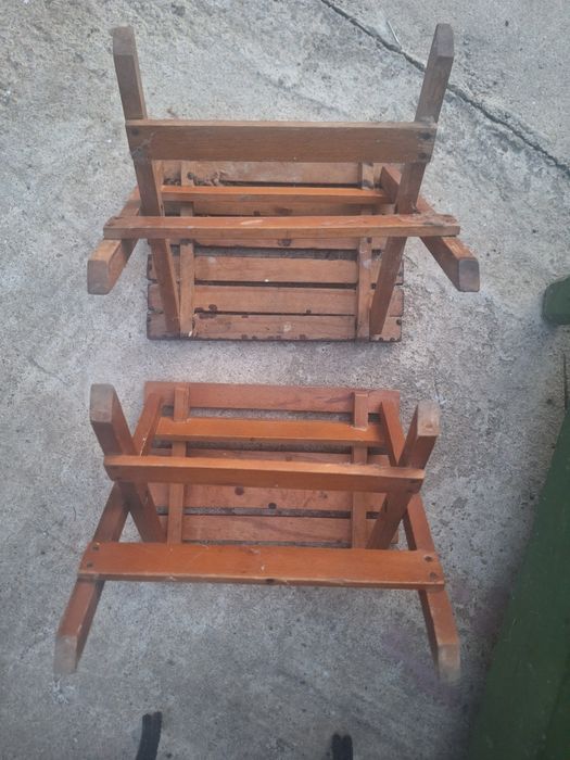 Set 2 scaune mici de lemn