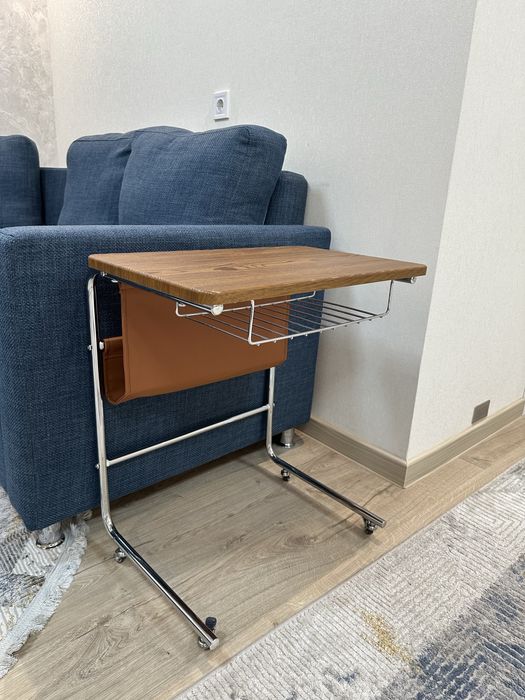 Приставной столик на колесах