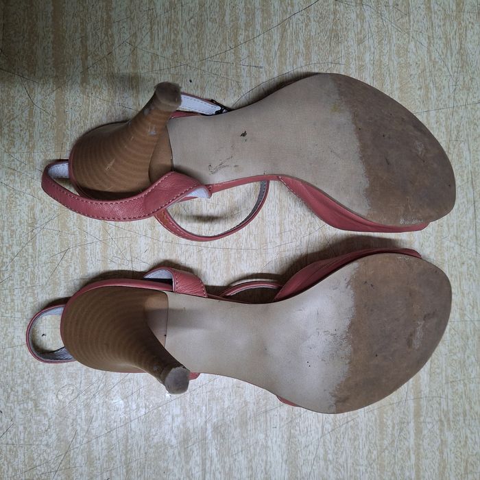 Дамски сандали с тънка подметка и висок ток