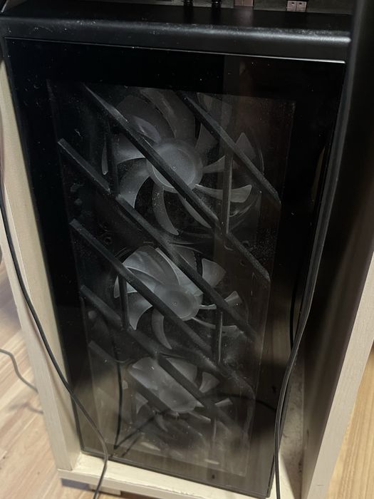 Продавам настолен компютър