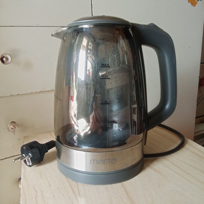 Продам два электрочайника и простой.