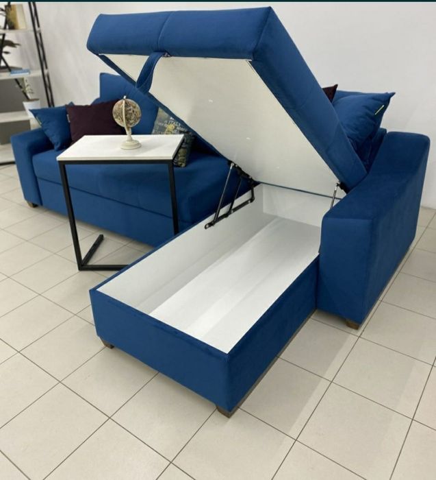 Уголок гостиной цвет електро в интерьере